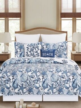 C&F Home Blue Coast Shells Reversible Quilt Set
